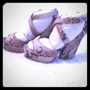 Pour la victoire platform heels